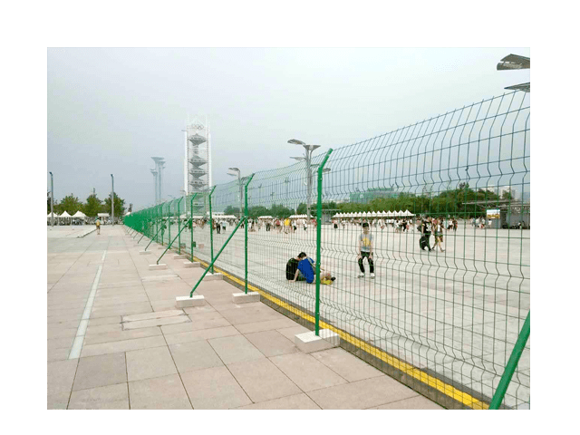 硬隔離護(hù)欄（帶水泥墩綠色）